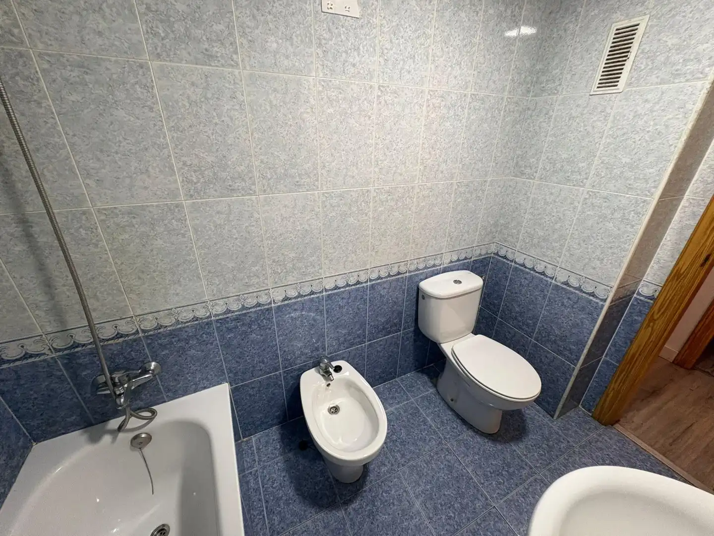 Baño de Apartamento en venta en Almoradí con Terraza, Trastero y Amueblado