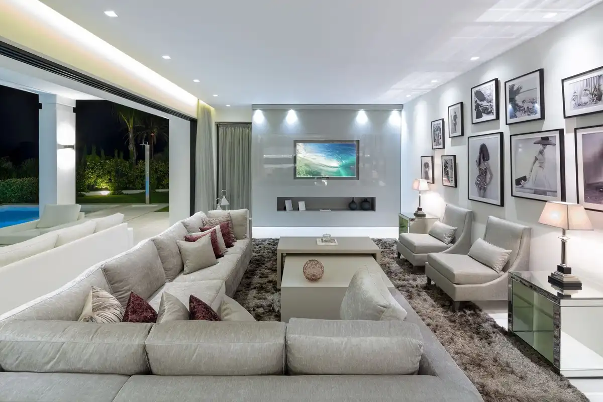 Sala d'estar de Casa o xalet en venda en Marbella amb Jardí privat, Terrassa i Piscina