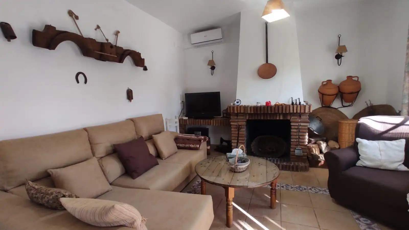 Sala d'estar de Finca rústica en venda en El Carpio amb Traster, Piscina i Moblat