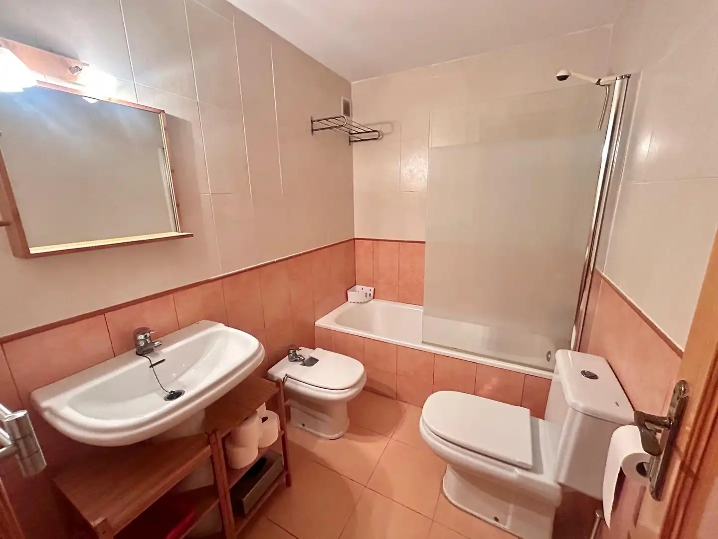Baño de Piso en venta en Roquetas de Mar con Terraza, Amueblado y Piscina comunitaria