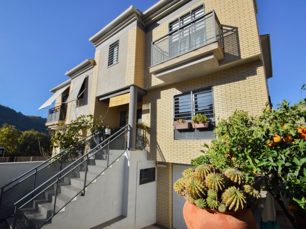 Vista exterior de Casa adosada en venda en  Granada Capital