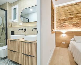 Bathroom of Flat for sale in  Barcelona Capital  with Air Conditioner, Heating and Parquet flooring