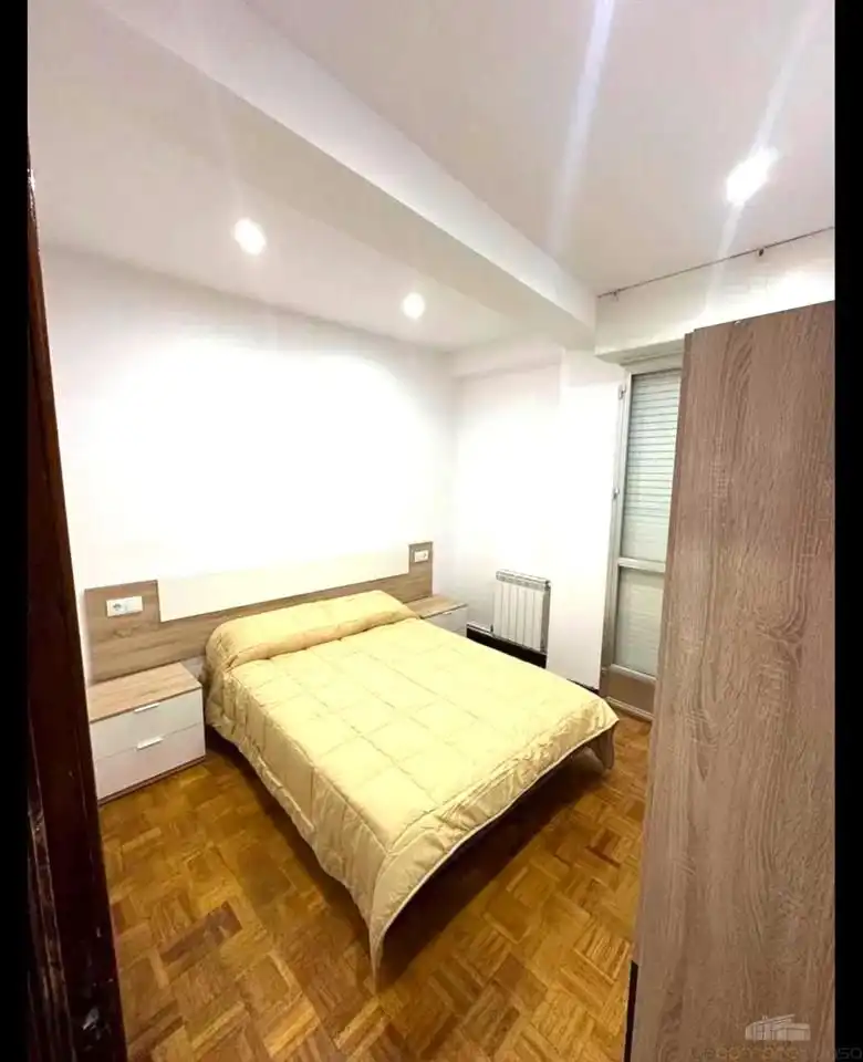 Dormitori de Pis en venda en Ourense Capital  amb Calefacció, Parquet i Terrassa