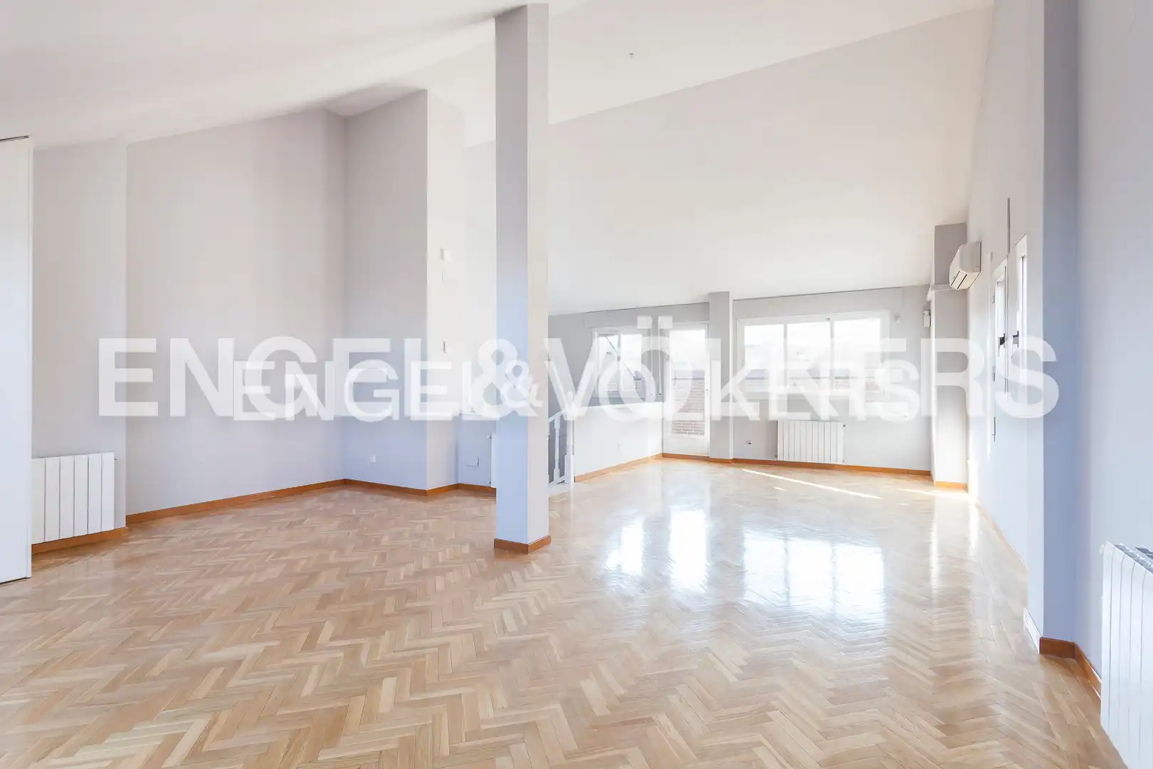 Sala de estar de Casa adosada de alquiler en Madrid con Aire acondicionado, Calefacción y Jardín privado