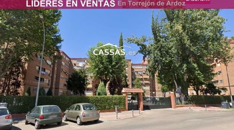 TORREPISTA 3 habitaciones con terraza. Piscina y parking.