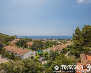 Vista exterior de Àtic en venda en Premià de Dalt amb Aire condicionat i Terrassa