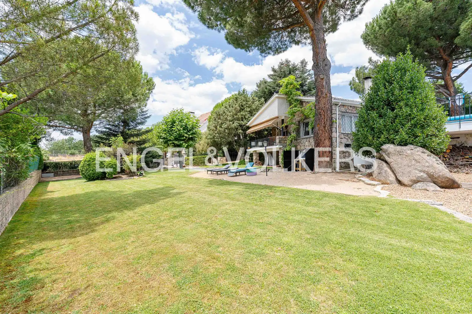 Vista exterior de Casa o xalet de lloguer en Becerril de la Sierra amb Aire condicionat, Calefacció i Jardí privat