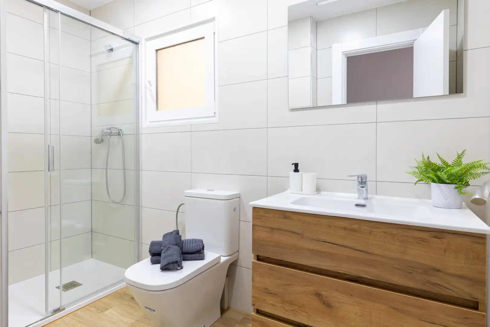 Bathroom of Flat for rent in Terrassa  with Air Conditioner, Heating and Parquet flooring