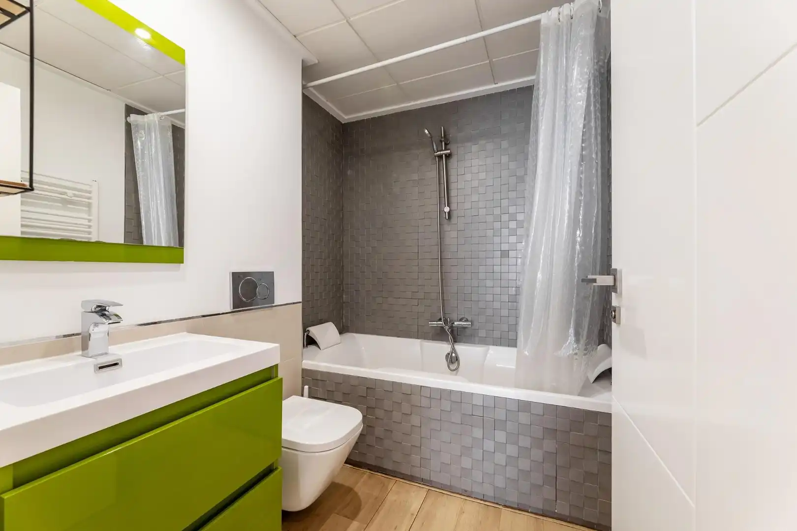 Bathroom of Flat for rent in Madrid  with Air Conditioner and Heating
