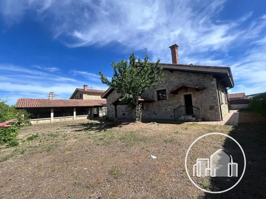 Chalet con piscina en venta en Villarcayo de Merindad de Castilla la Vieja, imagen 3