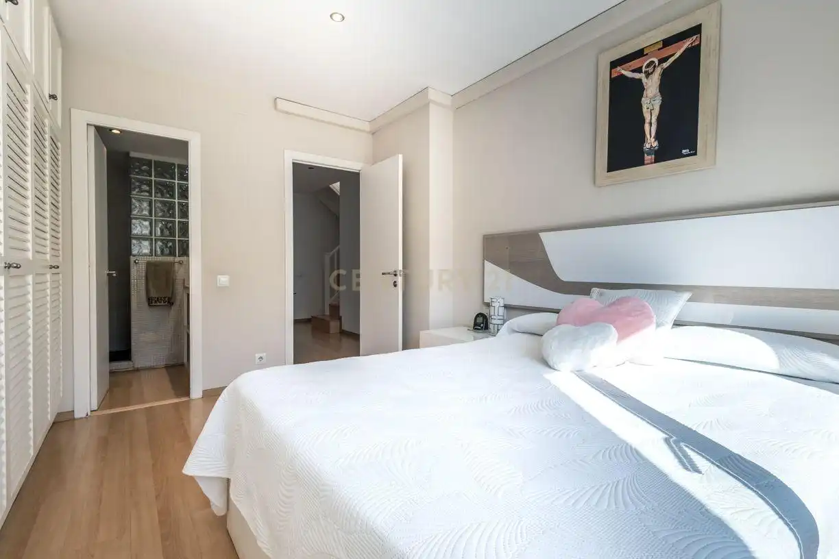 Schlafzimmer von Einfamilien-Reihenhaus zum Verkauf in Sant Joan Despí mit Klimaanlage und Balkon