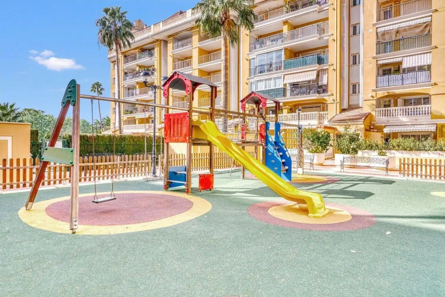 Aparcament de Apartament en venda en Dénia amb Aire condicionat i Piscina comunitària