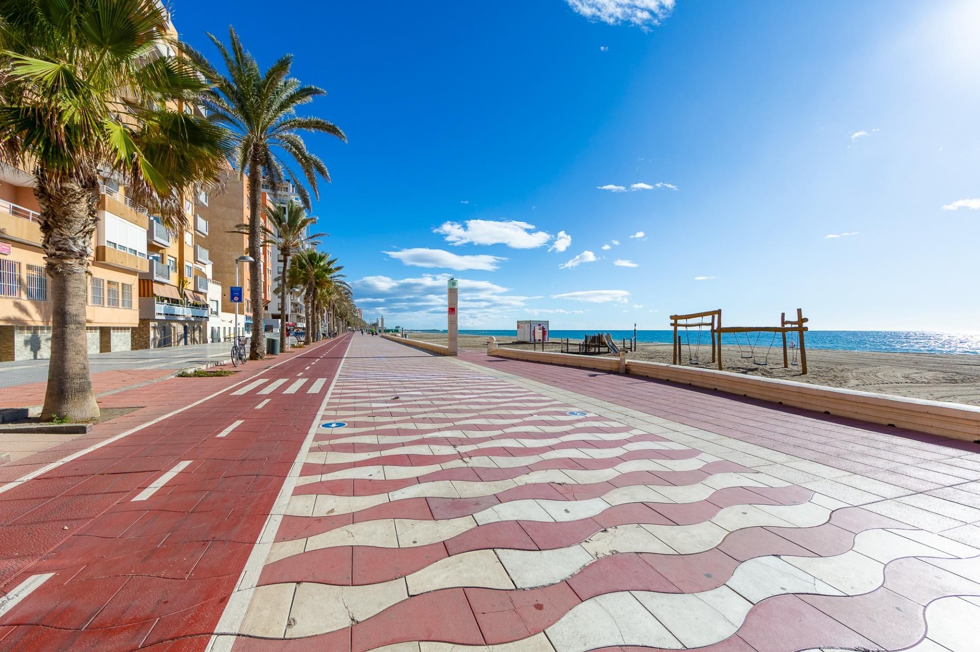 Vista exterior de Pis en venda en  Almería Capital amb Terrassa i Balcó