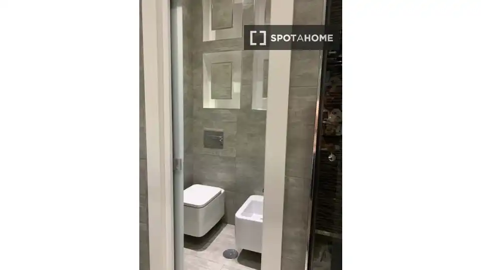 Bathroom of Flat for rent in Madrid  with Air Conditioner, Heating and Furnished