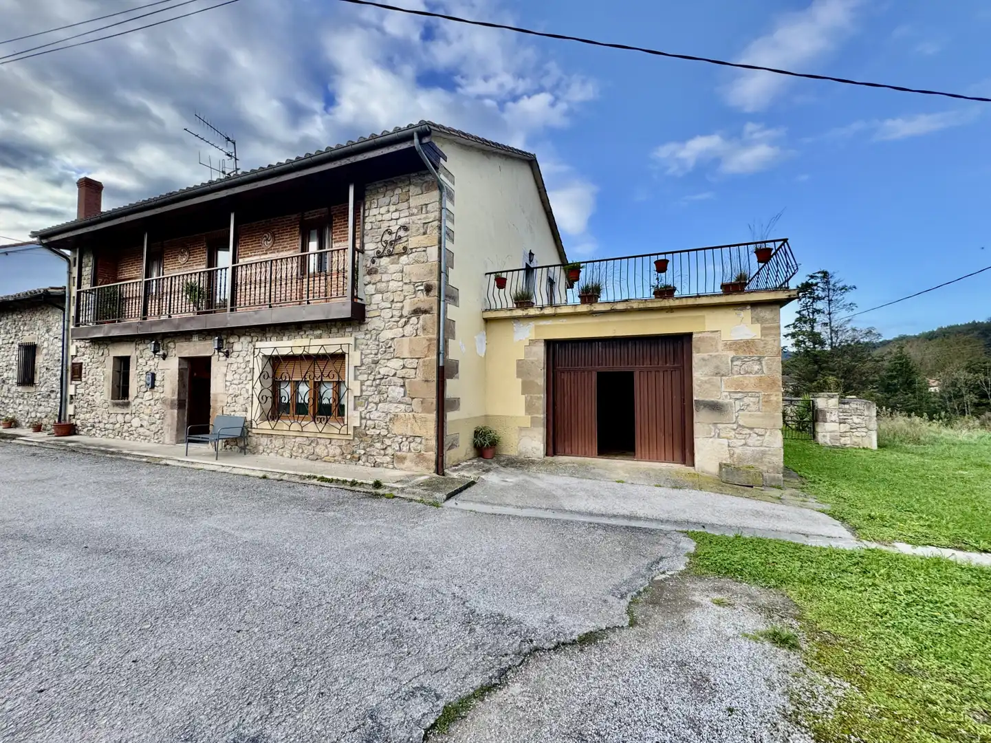 Vista exterior de Casa adosada en venta en Molledo con Parquet, Terraza y Amueblado
