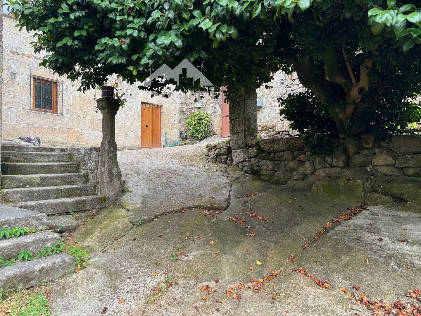 Außenansicht von Einfamilien-Reihenhaus zum Verkauf in Arbo mit Heizung, Abstellraum und Möbliert