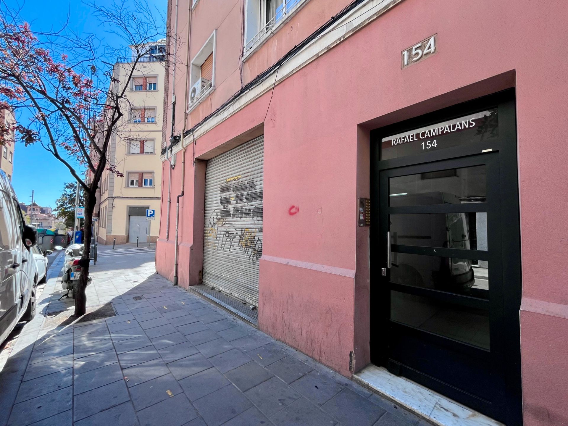 Vista exterior de Local en venda en L'Hospitalet de Llobregat