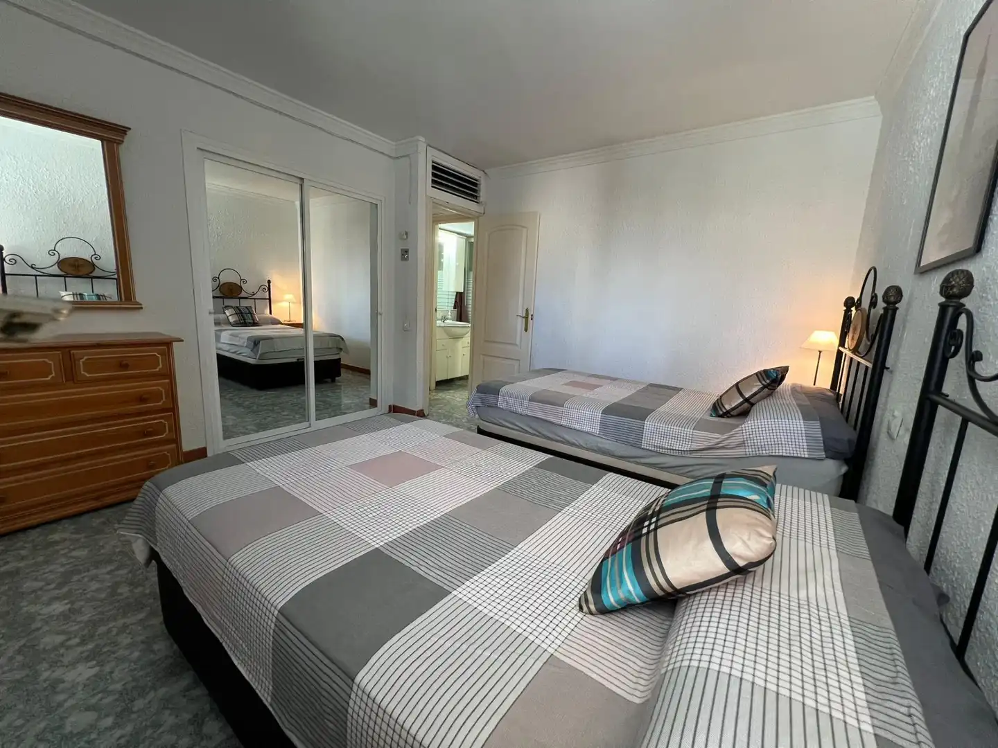 Schlafzimmer von Wohnungen zur Miete in Fuengirola mit Klimaanlage, Terrasse und Gemeinschaftspool