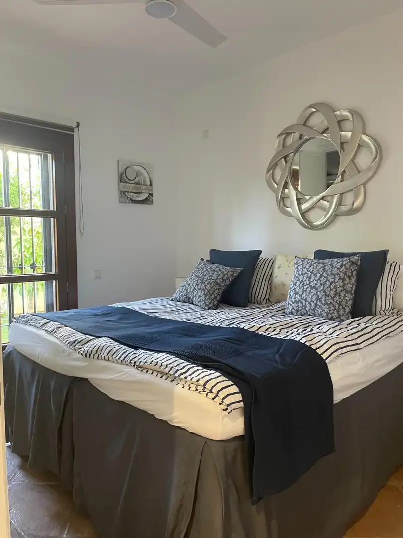 Habitación de Casa adosada en venta en Benahavís con Aire acondicionado, Jardín privado y Terraza
