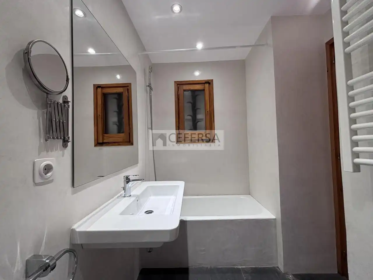 Badezimmer von Haus oder Chalet zur Miete in Alp mit Heizung, Privatgarten und Parkett
