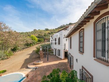 Casa rústica amb piscina en venda a Puerto de la Torre - Atabal
