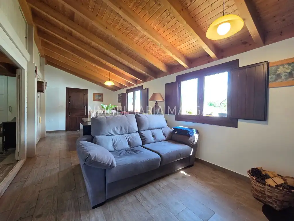 Sala d'estar de Casa o xalet en venda en Colunga amb Calefacció, Jardí privat i Parquet