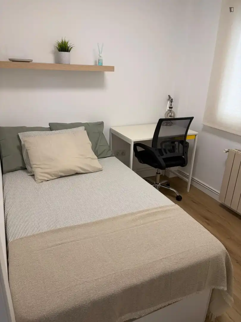 Schlafzimmer von Wohnungen zur Miete in Zaragoza mit Klimaanlage, Möbliert und Ofen