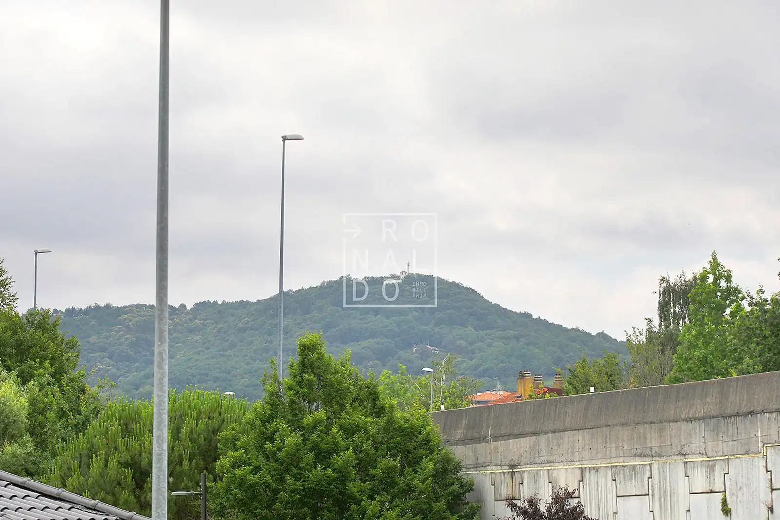 Vista exterior de Pis en venda en Irun  amb Calefacció, Terrassa i Piscina