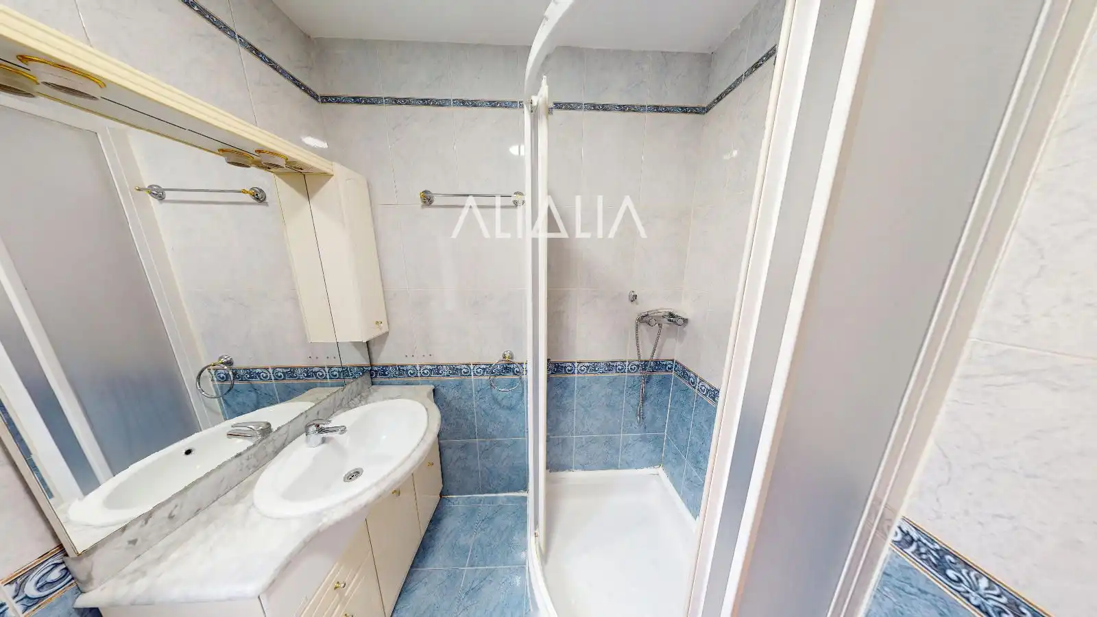 Baño de Piso en venta en Cuenca con Calefacción y Terraza