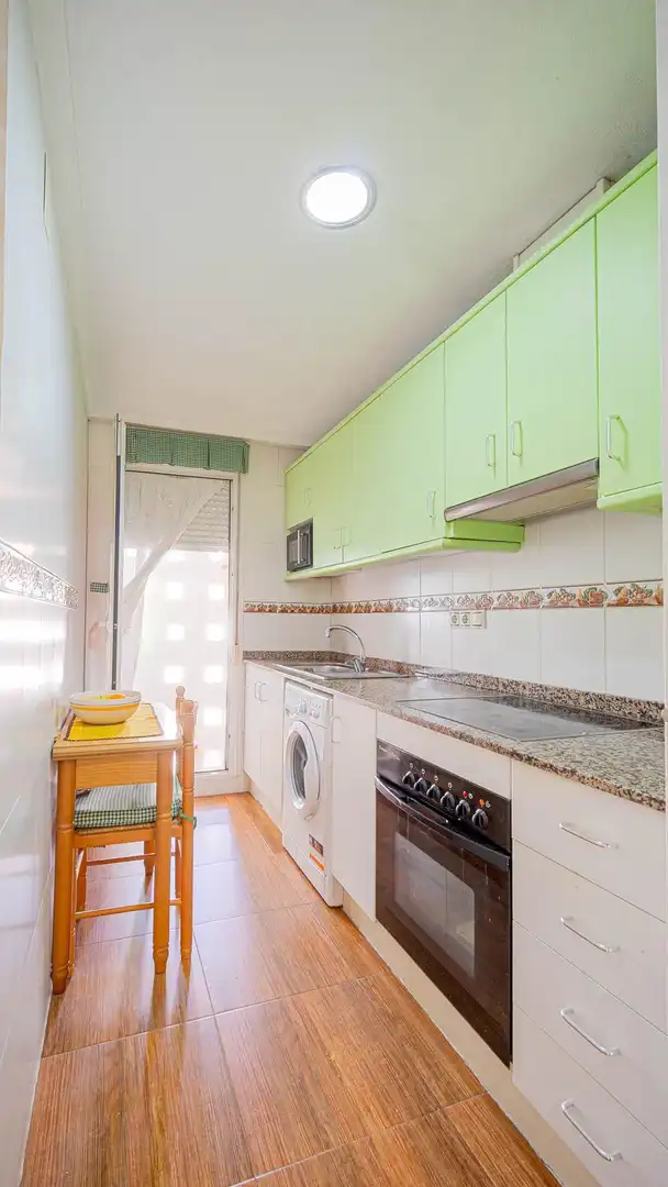 Cuina de Apartament en venda en Torrevieja amb Moblat i Balcó