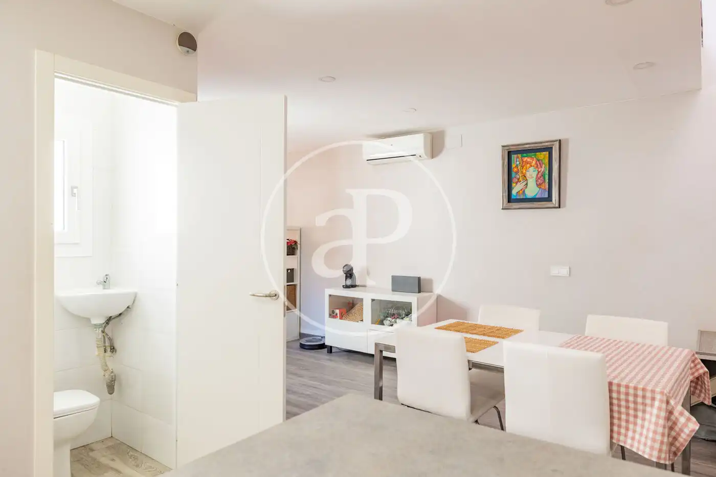 Wohnung zum Verkauf in Barcelona mit Klimaanlage, Heizung und Terrasse