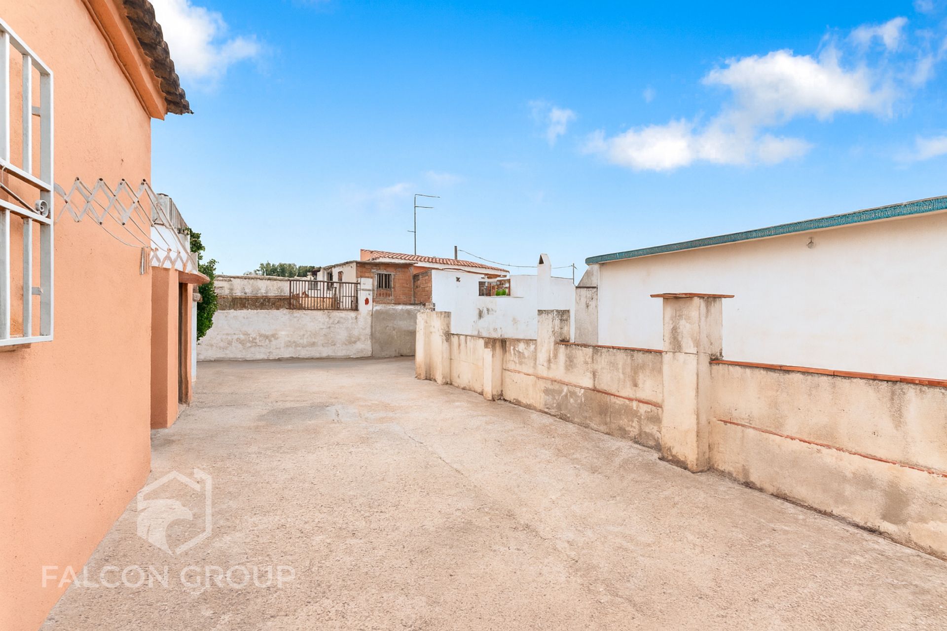Vista exterior de Finca rústica en venda en Vilanova i la Geltrú amb Jardí privat i Terrassa