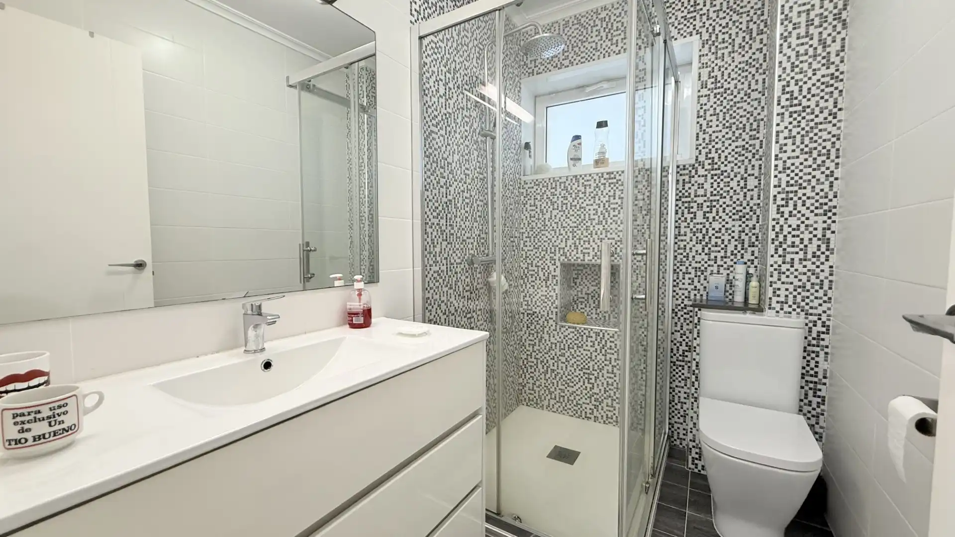 Baño de Piso en venta en Vigo  con Calefacción, Jardín privado y Amueblado