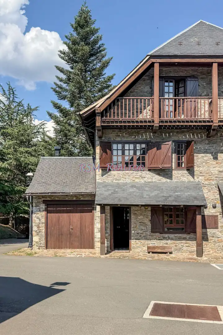 Vista exterior de Casa o xalet en venda en Vielha e Mijaran amb Calefacció, Jardí privat i Parquet