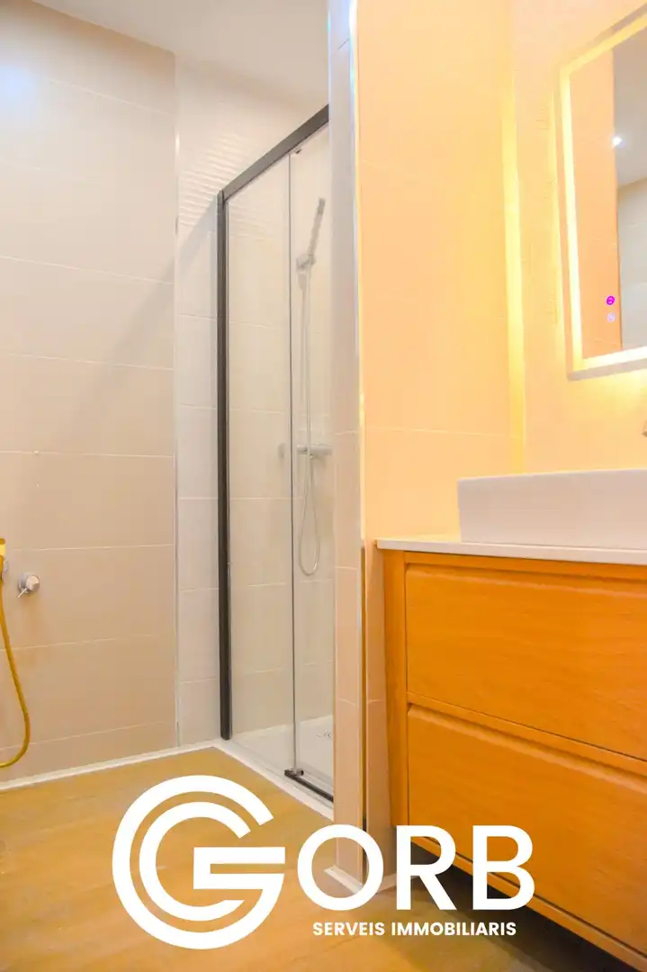 Badezimmer von Wohnung zum Verkauf in Mataró mit Parkett, Terrasse und Möbliert