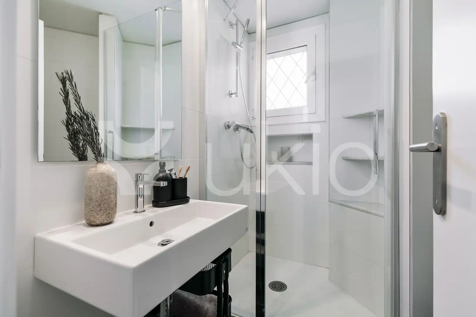 Bany de Apartament de lloguer en Barcelona amb Aire condicionat, Calefacció i Moblat