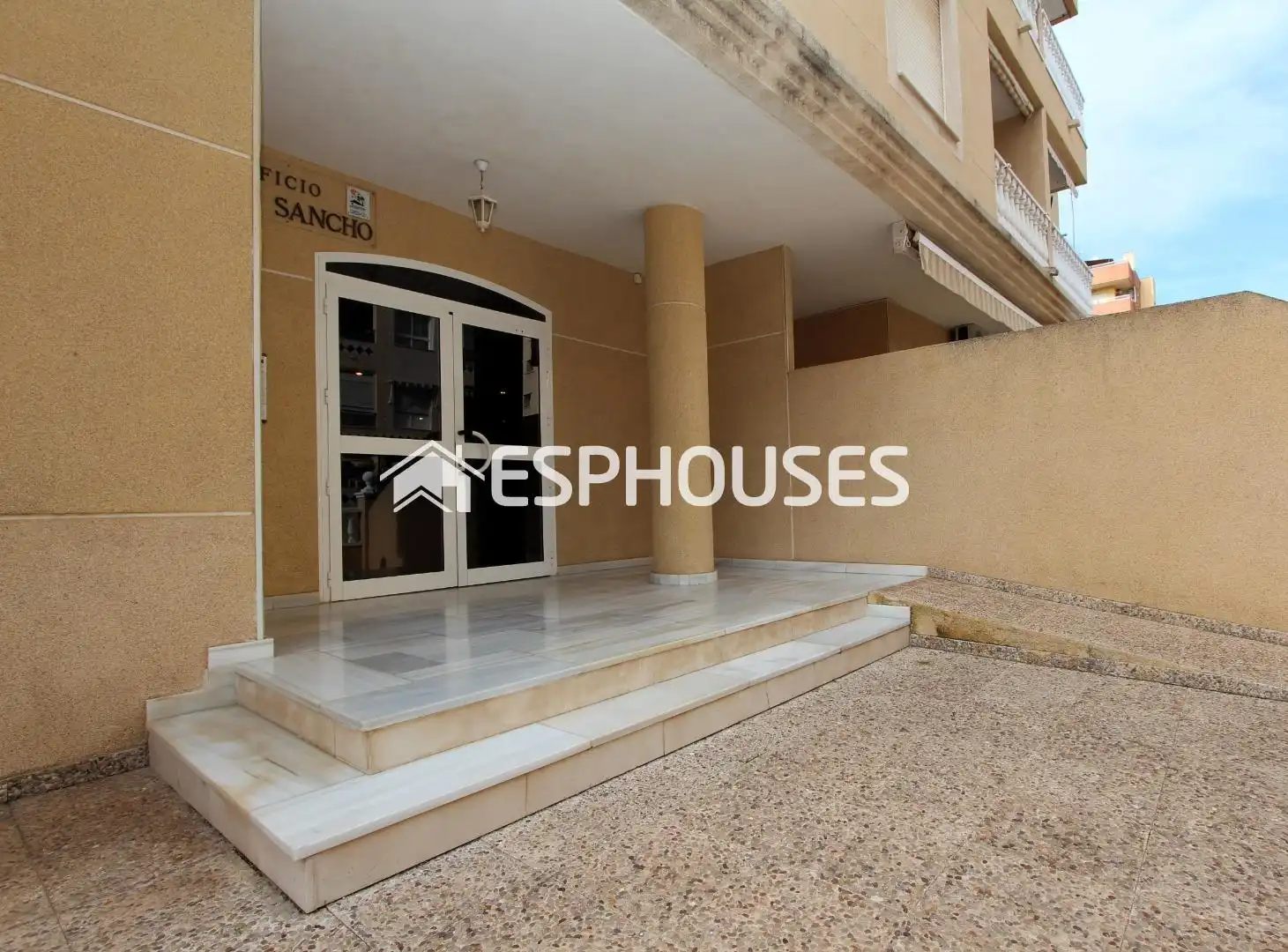 Vista exterior de Apartamento en venta en Guardamar del Segura con Aire acondicionado, Balcón y Piscina comunitaria