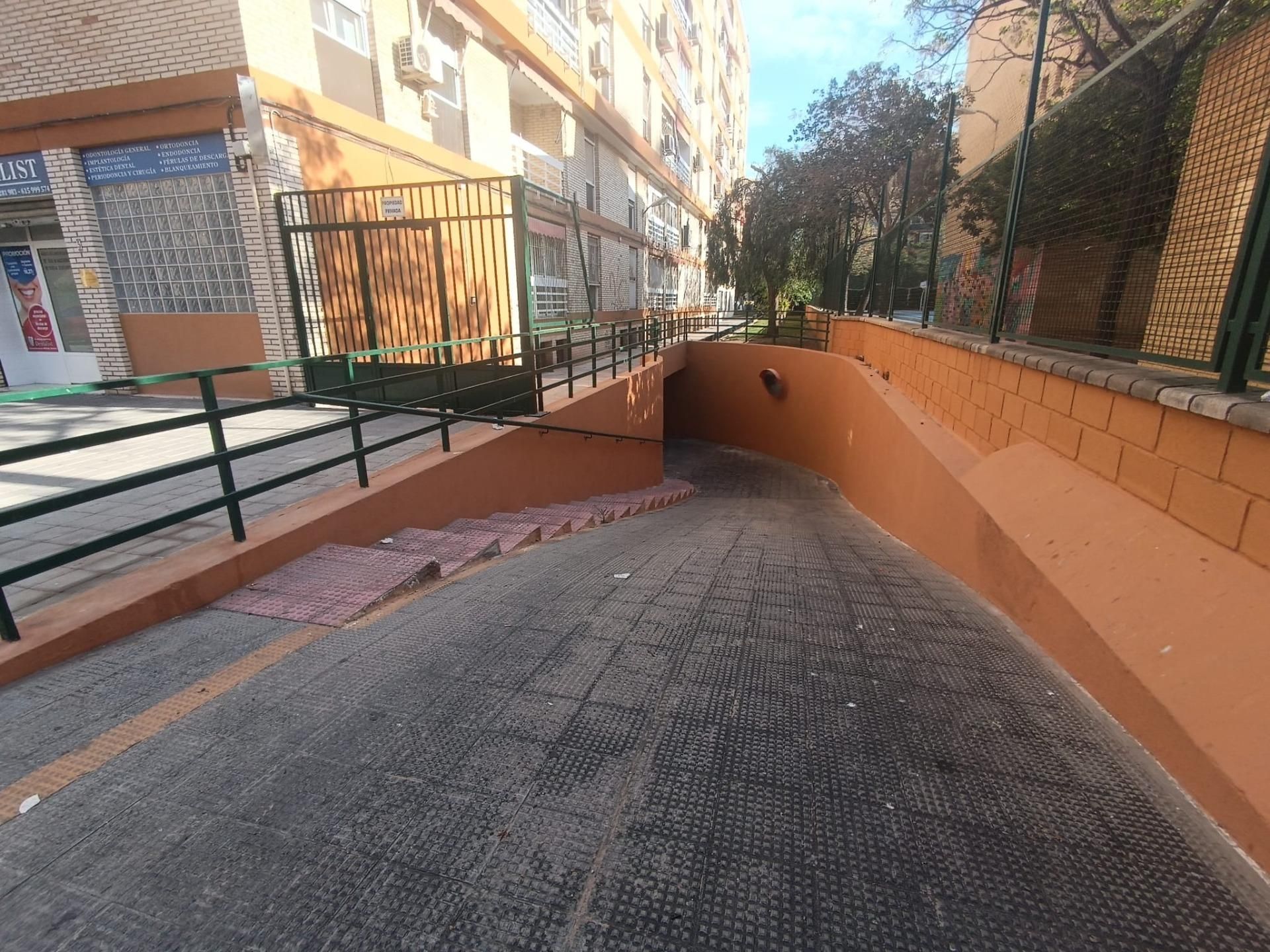 Garage for sale in Calle MED PEDRO HERRERO, Alipark