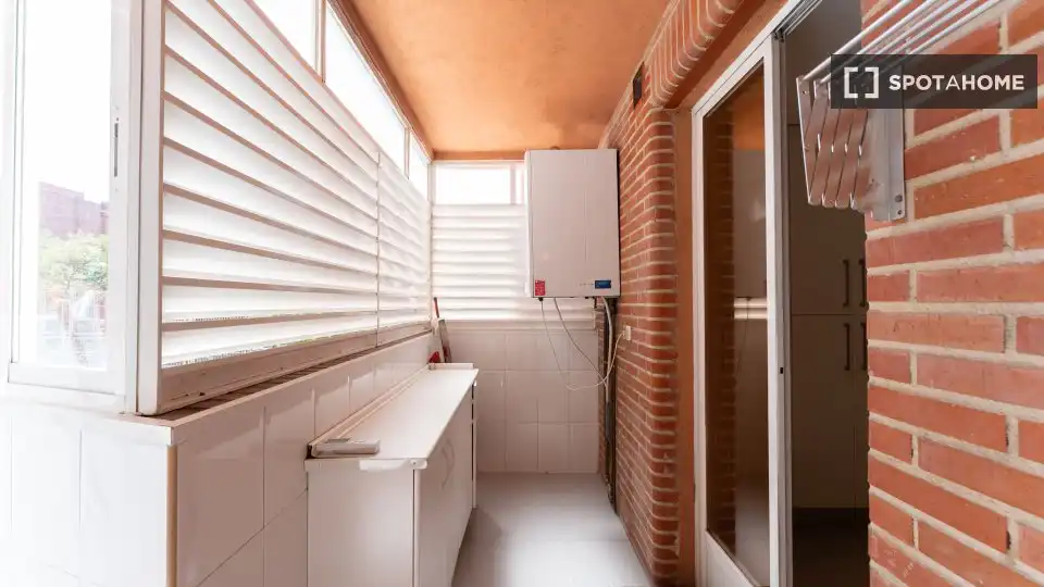 Bathroom of Flat for rent in Madrid  with Air Conditioner, Heating and Furnished