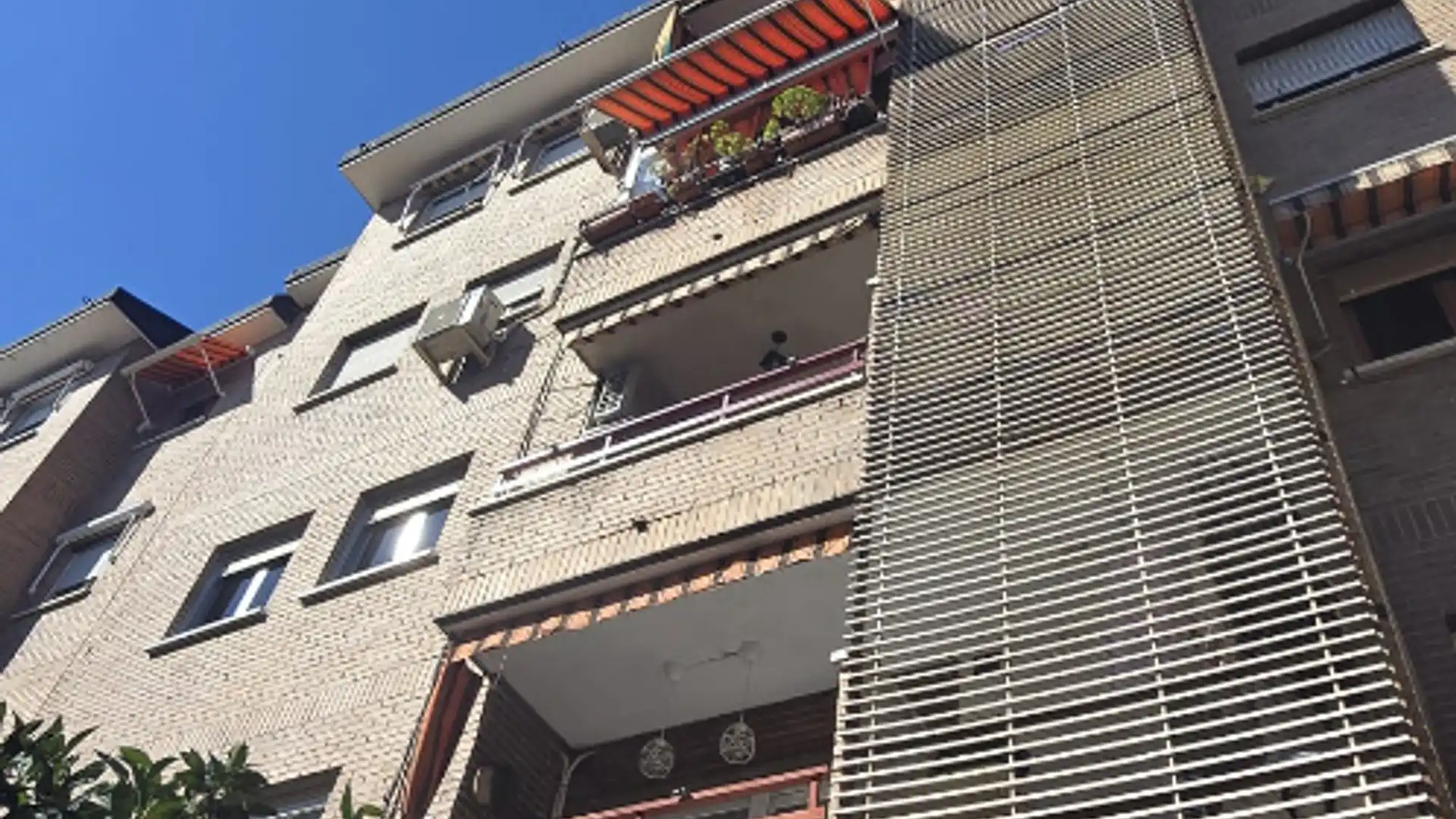 Vista exterior de Local en venda en San Sebastián de los Reyes amb Aire condicionat, Calefacció i Moblat