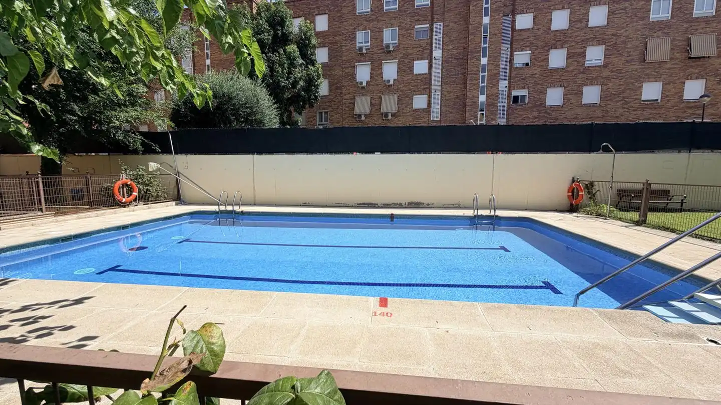 Piscina de Dúplex en venta en Madrid con Aire acondicionado, Calefacción y Parquet