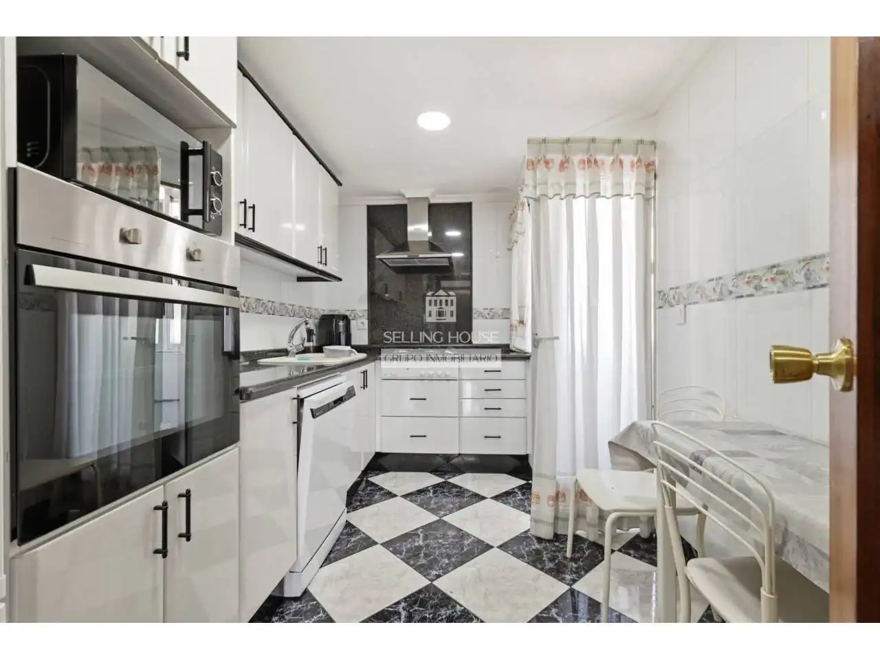 Kitchen of Flat for sale in Xirivella  with Air Conditioner, Storage room and Balcony