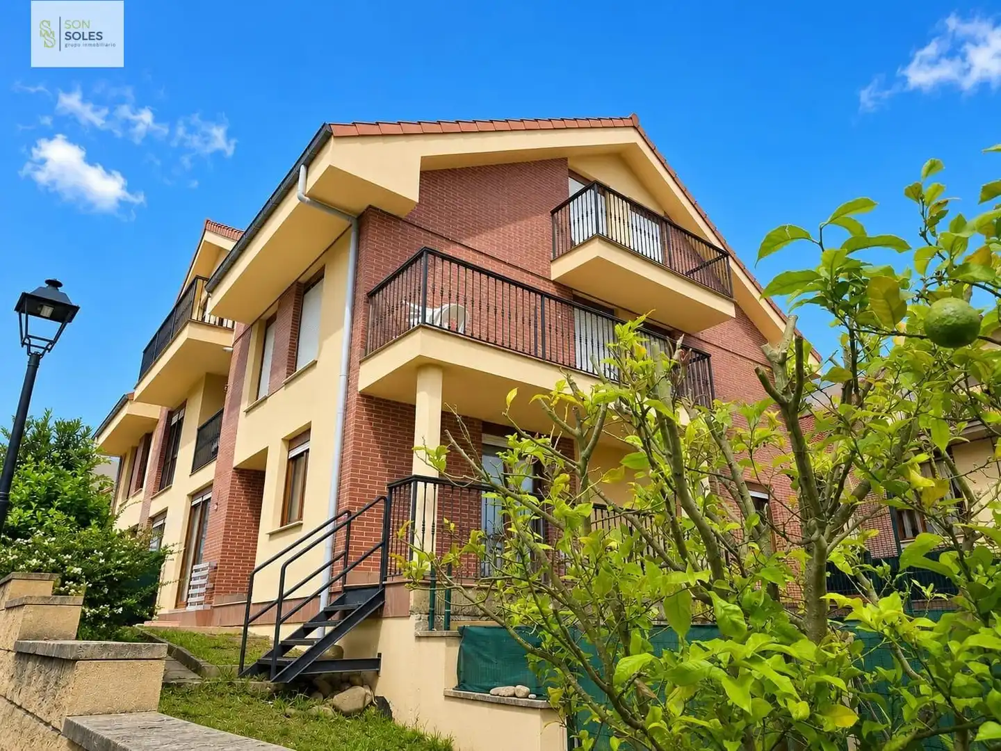 Vista exterior de Dúplex en venta en Reocín con Calefacción, Parquet y Terraza