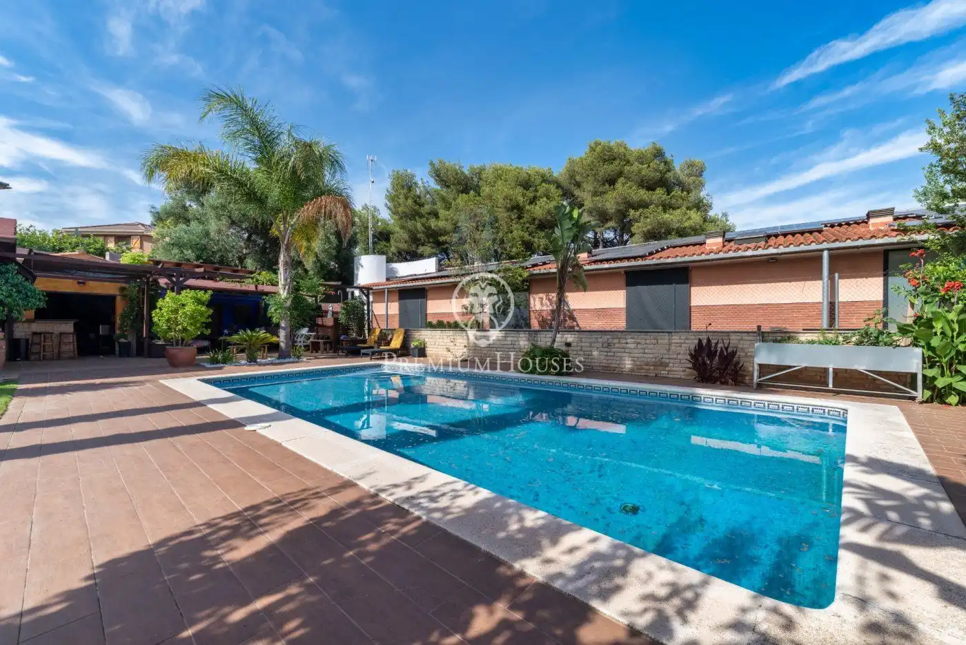 Swimming pool of Houses for sale in Vilanova i la Geltrú  with Air Conditioner, Heating and Private garden