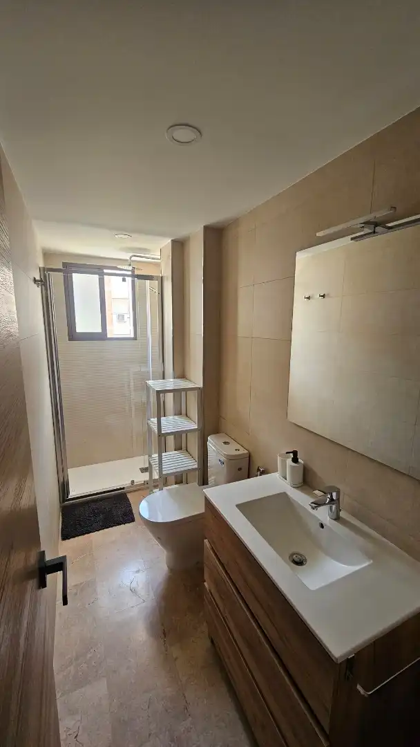 Badezimmer von Wohnung zur Miete in Córdoba mit Klimaanlage, Privatgarten und Möbliert