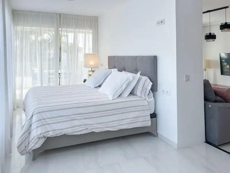 Schlafzimmer von Wohnungen zur Miete in Marbella mit Klimaanlage, Heizung und Privatgarten