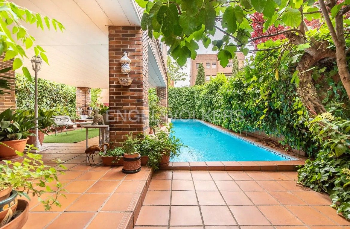 Piscina de Casa o xalet en venda en  Madrid Capital amb Aire condicionat, Calefacció i Jardí privat