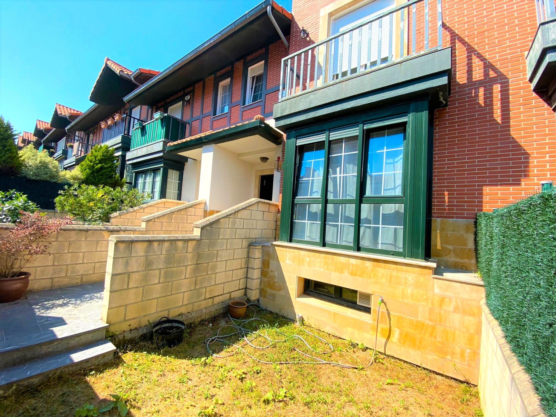 Vista exterior de Casa adosada en venda en Castro-Urdiales amb Calefacció, Jardí privat i Parquet