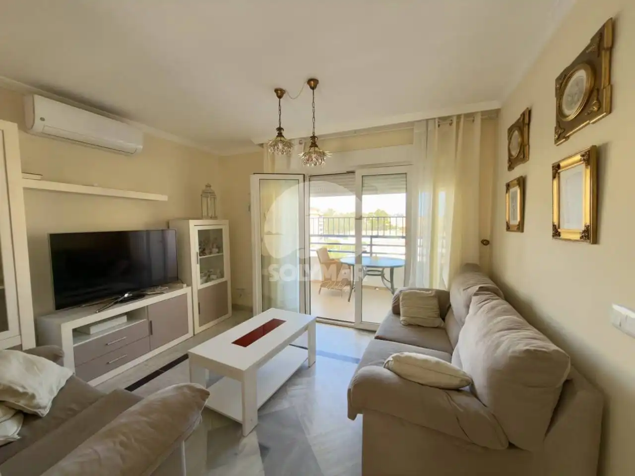 Sala d'estar de Pis de lloguer en Algarrobo amb Aire condicionat, Terrassa i Moblat