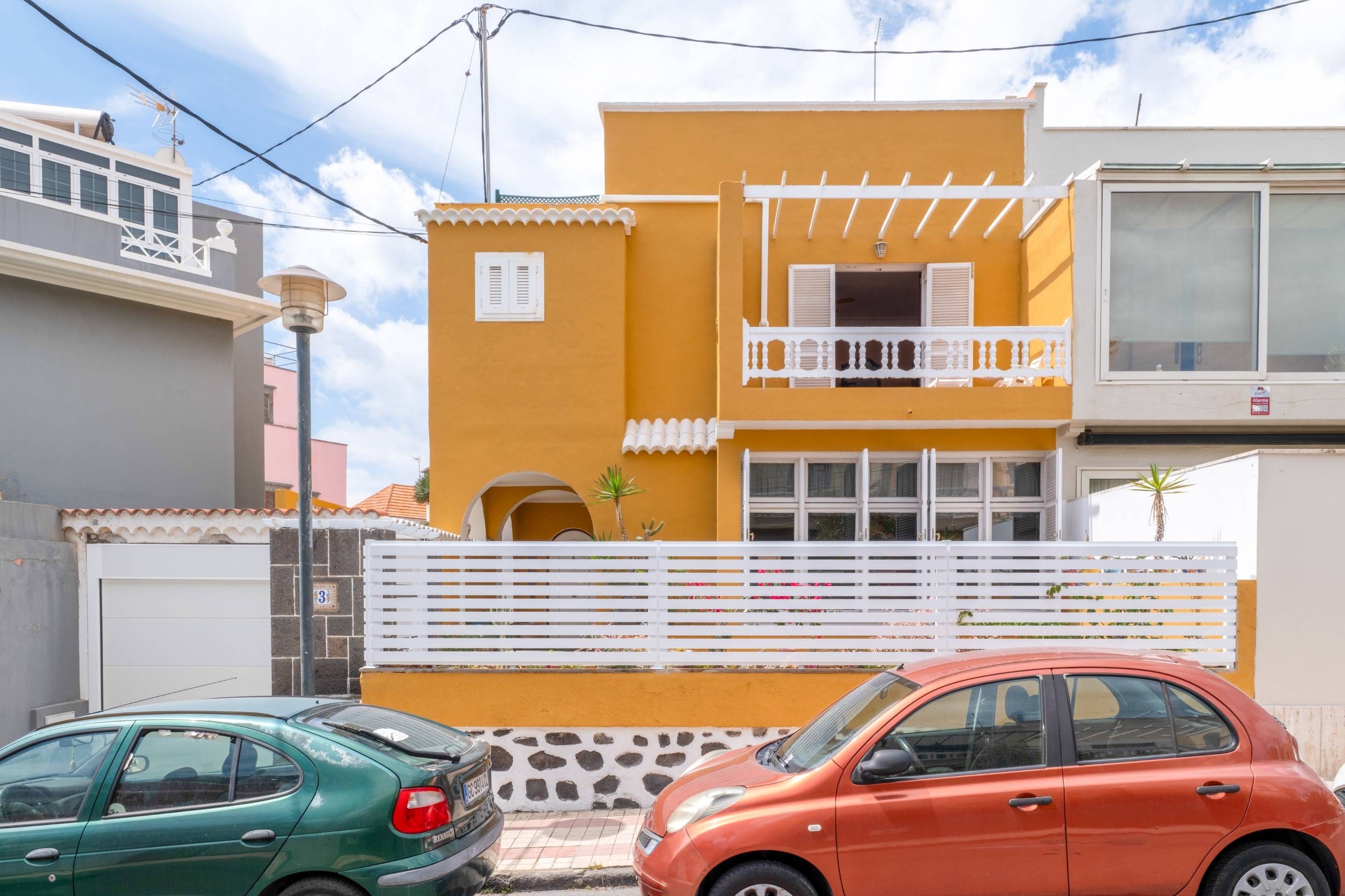 Vista exterior de Casa adosada en venda en Las Palmas de Gran Canaria amb Jardí privat, Terrassa i Traster